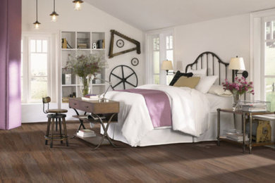 Diseño de dormitorio rústico con paredes blancas, suelo de madera en tonos medios y suelo marrón