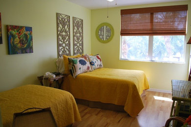 マイアミにある小さなアジアンスタイルのおしゃれな客用寝室 (緑の壁、竹フローリング、暖炉なし) のレイアウト