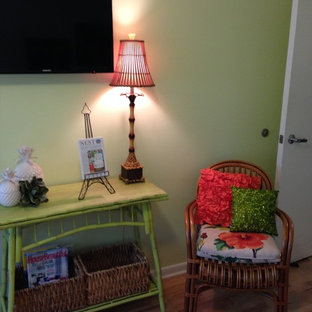 Imagen de habitación de invitados clásica, pequeña, sin chimenea, con paredes verdes y suelo de bambú