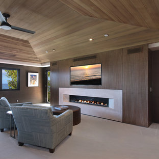 Mittelgroßes Modernes Hauptschlafzimmer mit brauner Wandfarbe, Teppichboden, Gaskamin und Kaminumrandung aus Beton in Orange County
