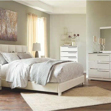 Monaka Queen Upholstered Bed-King