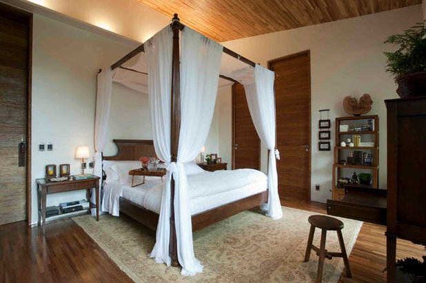 Tropical Bedroom by Eduarda Correa Arquitetura & Interiores
