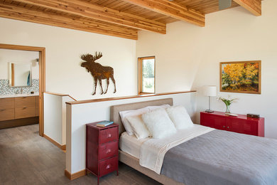 Ejemplo de dormitorio tipo loft minimalista pequeño con paredes blancas y suelo de madera oscura