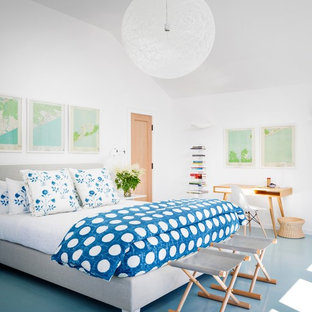 Großes Maritimes Hauptschlafzimmer ohne Kamin mit weißer Wandfarbe, gebeiztem Holzboden und blauem Boden in New York