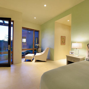 Imagen de dormitorio principal, contemporáneo, grande, sin chimenea, con paredes verdes, suelo de baldosas de porcelana y suelo beige