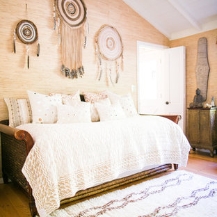 Inspiration pour une grand chambre parentale asiatique avec un mur beige et un sol en bois clair.