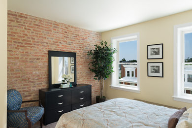 Diseño de dormitorio principal clásico con paredes amarillas, moqueta y suelo gris