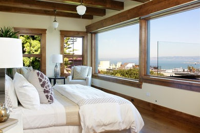 サンフランシスコにある中くらいなトランジショナルスタイルのおしゃれな主寝室 (白い壁、淡色無垢フローリング、暖炉なし、茶色い床) のレイアウト