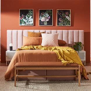 Diseño de dormitorio principal, contemporáneo, de tamaño medio, con parades naranjas, suelo vinílico y suelo marrón