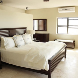 Foto de habitación de invitados marinera, de tamaño medio, con paredes beige y suelo de travertino