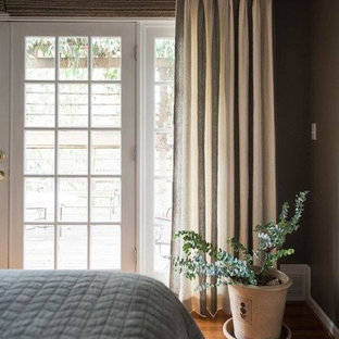 Diseño de dormitorio principal, clásico renovado, de tamaño medio, sin chimenea, con paredes marrones y suelo de madera en tonos medios