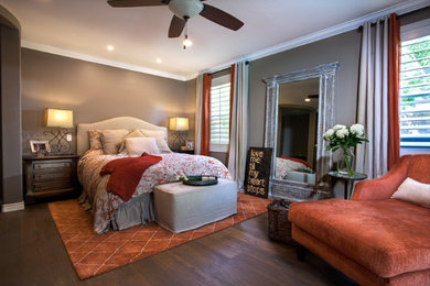 Foto di una camera matrimoniale chic con pareti beige e pavimento in legno massello medio