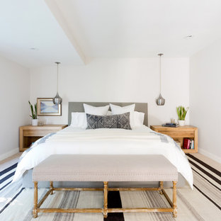 Foto de dormitorio principal, actual, grande, con paredes beige, moqueta y suelo beige