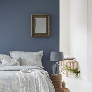 Idee per una camera matrimoniale stile rurale di medie dimensioni con pareti blu, pavimento in legno verniciato e pavimento bianco