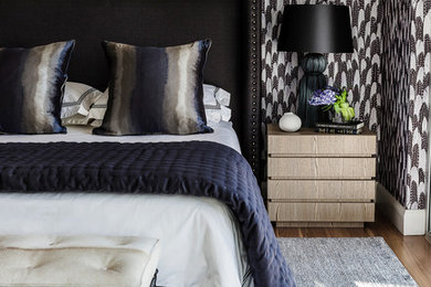 シドニーにある広いトランジショナルスタイルのおしゃれな主寝室 (無垢フローリング、茶色い床、マルチカラーの壁、グレーとブラウン) のインテリア