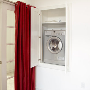Idées déco pour une grand chambre d'amis moderne avec un mur blanc et un sol en bois foncé.