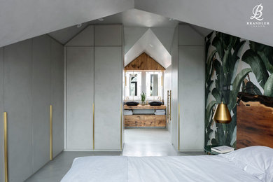 Diseño de dormitorio principal moderno con paredes grises y suelo gris