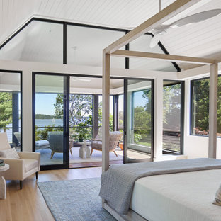 Immagine di una grande camera da letto stile rurale con pareti beige, parquet chiaro e soffitto a volta