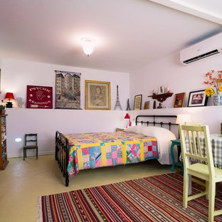 Modelo de habitación de invitados bohemia, pequeña, con suelo de cemento
