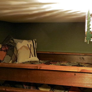 Ejemplo de habitación de invitados rústica, pequeña, con paredes verdes y suelo de bambú
