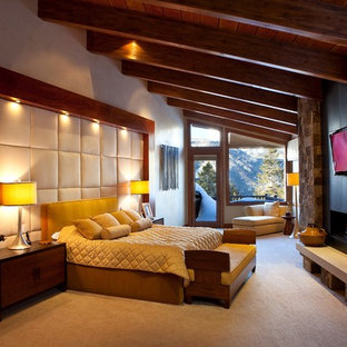 Diseño de dormitorio principal, contemporáneo, grande, con moqueta, chimenea lineal, marco de chimenea de baldosas y/o azulejos y suelo marrón
