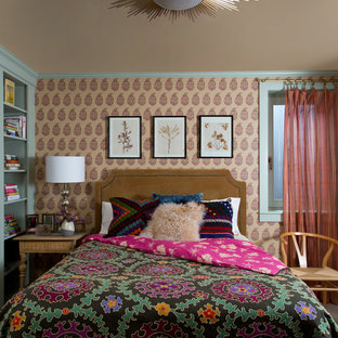 Foto di una camera da letto bohémian con pareti multicolore