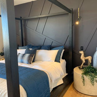 Diseño de dormitorio principal y madera, moderno, grande, madera, sin chimenea, con paredes blancas, suelo vinílico, suelo marrón y madera