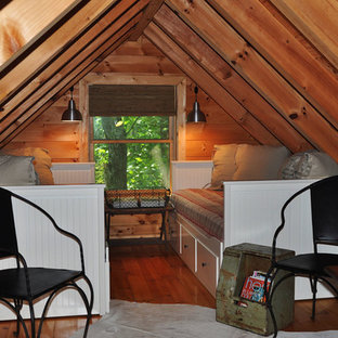 Modelo de dormitorio tipo loft, rústico, pequeño, con suelo de madera clara