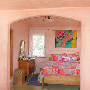 Foto di una camera degli ospiti tropicale di medie dimensioni con pareti rosa, pavimento con piastrelle in ceramica, nessun camino e pavimento beige