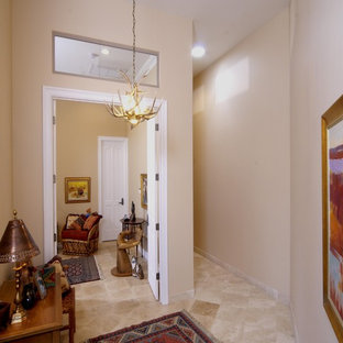 Foto de dormitorio principal, bohemio, grande, con paredes beige y suelo de baldosas de porcelana