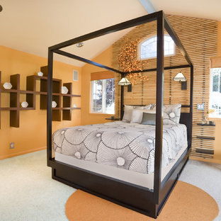 Ispirazione per una camera da letto tropicale con pareti arancioni