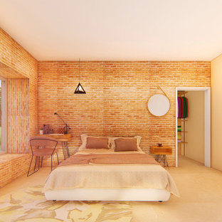Inspiration för stora moderna sovrum, med orange väggar, marmorgolv och beiget golv