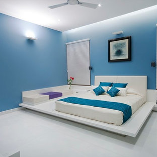 Diseño de dormitorio principal, contemporáneo, de tamaño medio, sin chimenea, con paredes azules y suelo de baldosas de cerámica
