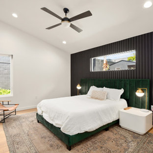 Modernes Schlafzimmer mit schwarzer Wandfarbe, braunem Holzboden, braunem Boden und gewölbter Decke in Austin