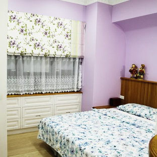 Imagen de dormitorio principal, rústico, pequeño, sin chimenea, con paredes púrpuras, suelo laminado y suelo amarillo