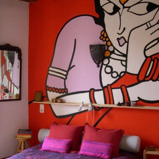 Foto de dormitorio principal, mediterráneo, de tamaño medio, sin chimenea, con paredes multicolor