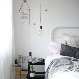 Diseño de dormitorio principal, nórdico, de tamaño medio, sin chimenea, con paredes blancas y suelo de madera pintada