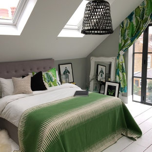 Modelo de dormitorio principal, exótico, grande, con paredes grises, suelo de madera pintada y suelo blanco