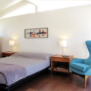 Retro Schlafzimmer mit weißer Wandfarbe und Korkboden in Orange County