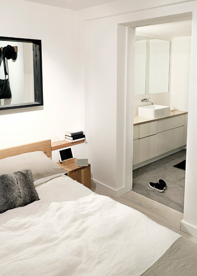 Modern Bedroom by Maischa Souaga Photography