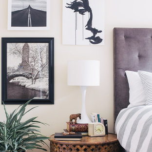 Imagen de dormitorio principal, bohemio, pequeño, con paredes blancas y suelo de madera en tonos medios