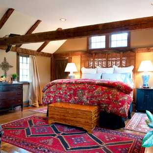 Foto de dormitorio campestre con paredes beige