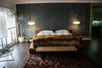 Diseño de dormitorio principal minimalista de tamaño medio sin chimenea con paredes grises y suelo de baldosas de cerámica
