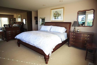 シアトルにある中くらいなトラディショナルスタイルのおしゃれな主寝室 (ベージュの壁、カーペット敷き)