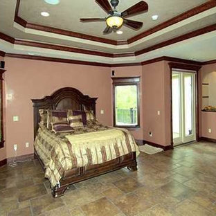 Modelo de dormitorio principal, clásico, grande, con paredes rosas, suelo de baldosas de cerámica, chimenea tradicional, marco de chimenea de metal y suelo beige