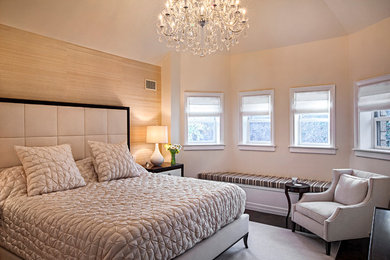 Imagen de dormitorio principal clásico renovado grande sin chimenea con paredes beige y suelo de madera oscura