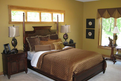 他の地域にある中くらいなトラディショナルスタイルのおしゃれな主寝室 (黄色い壁) のレイアウト