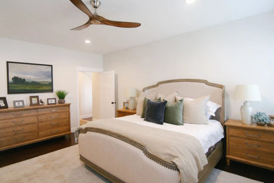 ソルトレイクシティにある広いトランジショナルスタイルのおしゃれな主寝室 (白い壁、濃色無垢フローリング、暖炉なし、茶色い床)