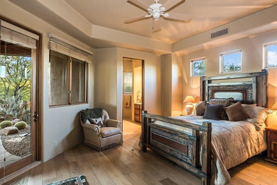 フェニックスにある中くらいなサンタフェスタイルのおしゃれな客用寝室 (淡色無垢フローリング、ベージュの床) のレイアウト