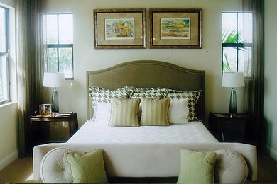 Modelo de dormitorio principal tradicional renovado de tamaño medio con paredes beige y moqueta